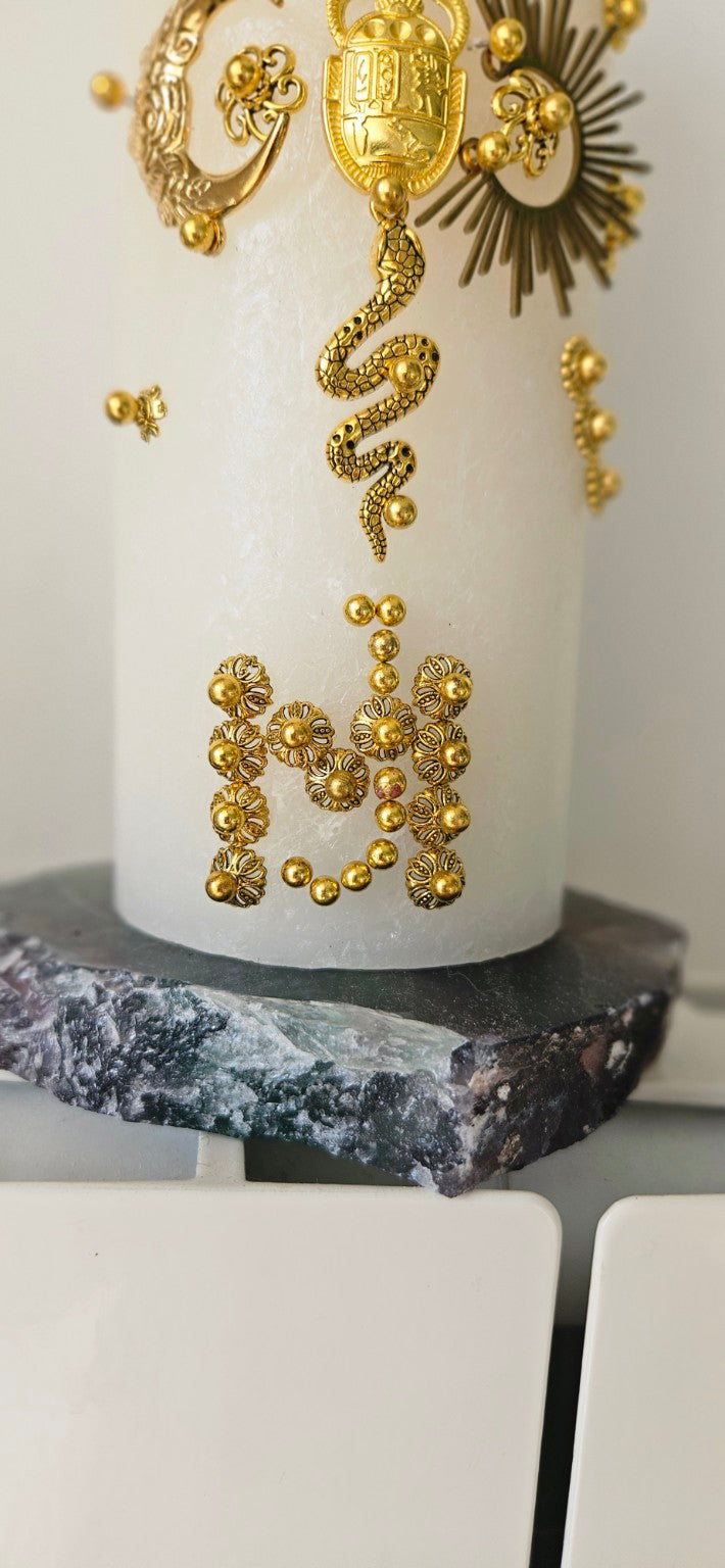 Détail du monogramme MJ en perles de laiton dorées
