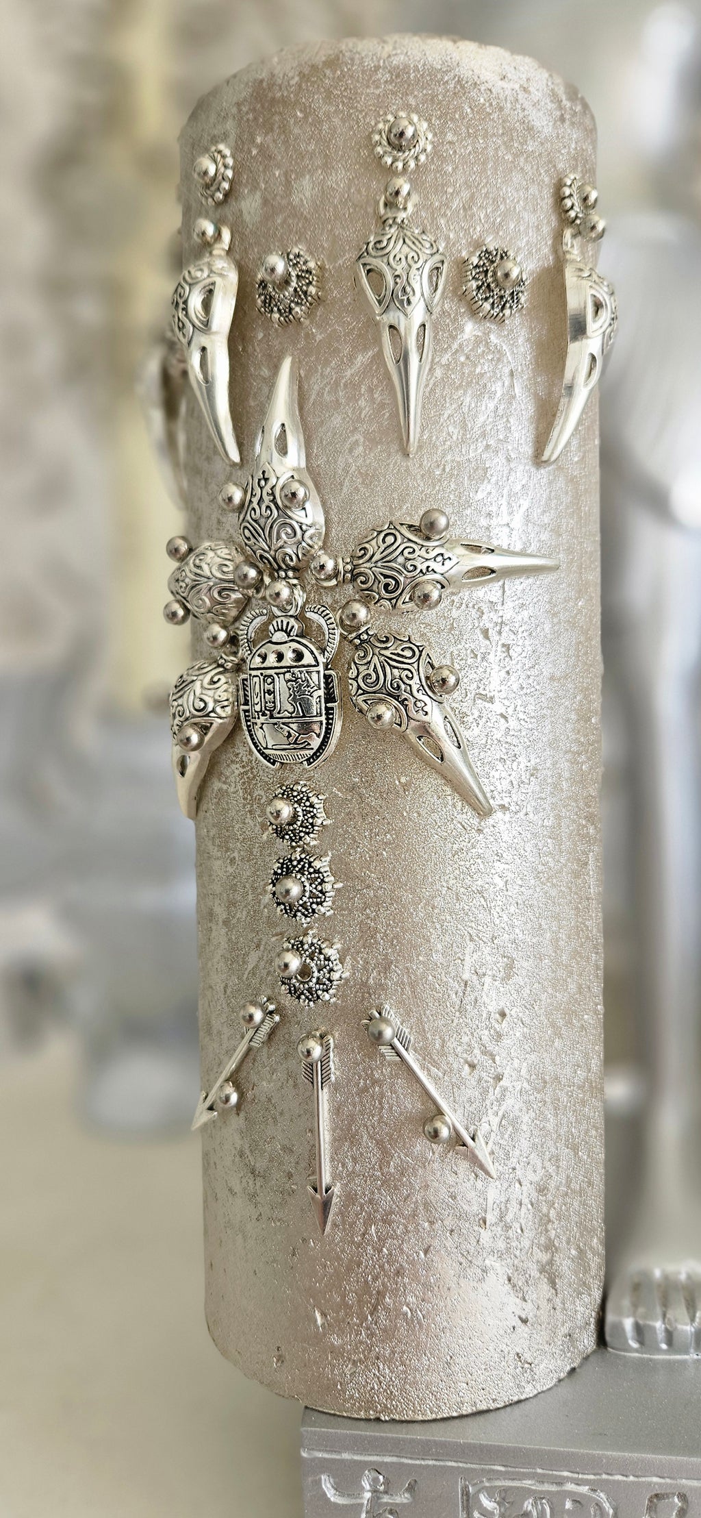 Bougie rituelle Invocatio Lunae et ses ornements, détail