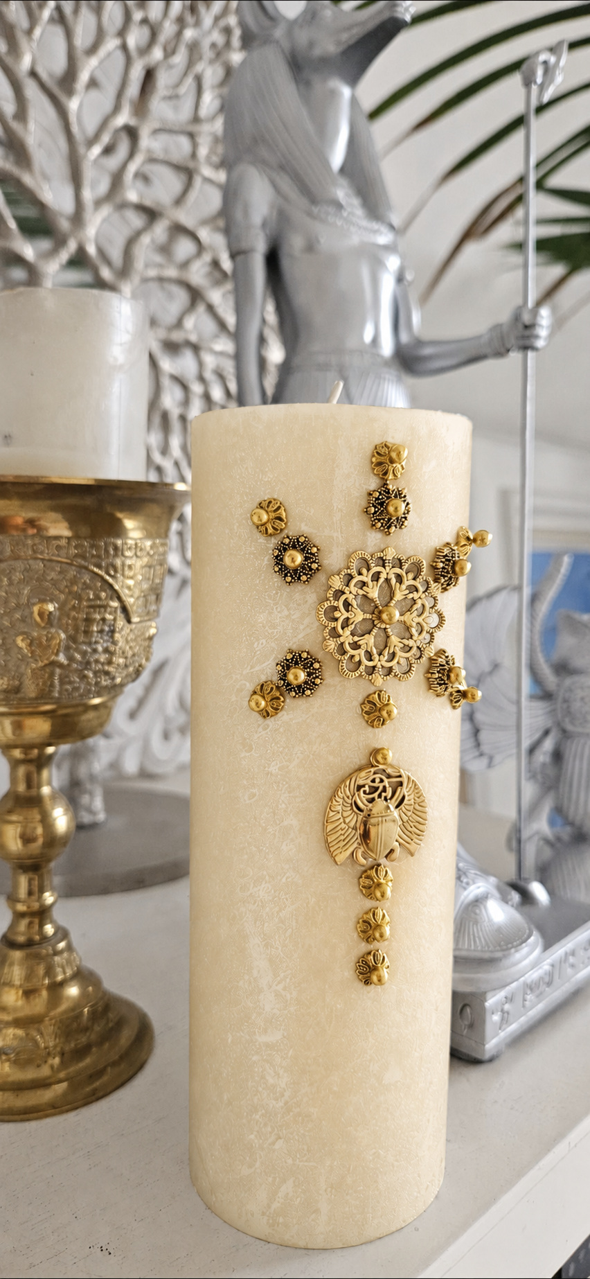 Bougie Sceau d’Aset ivoire et dorée dans son décor